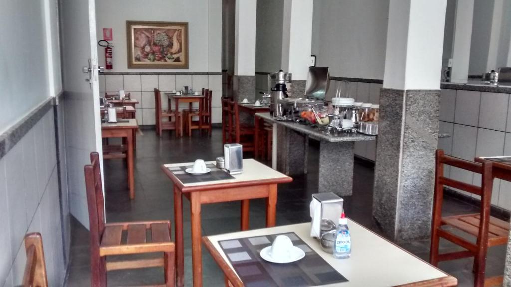 Reštaurácia alebo iné gastronomické zariadenie v ubytovaní Hotel Alvorada
