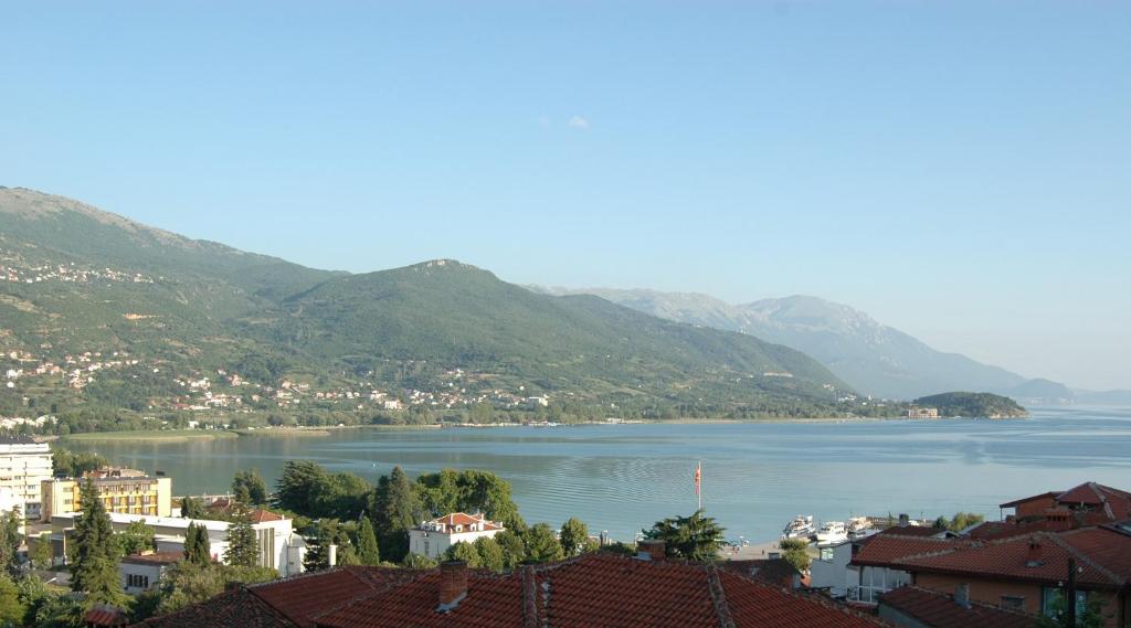 una vista de un gran cuerpo de agua con montañas en Villa Bella, en Ohrid