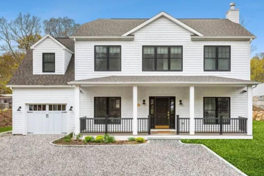 una casa bianca con finestre nere di Stylist East Hampton Home a East Hampton