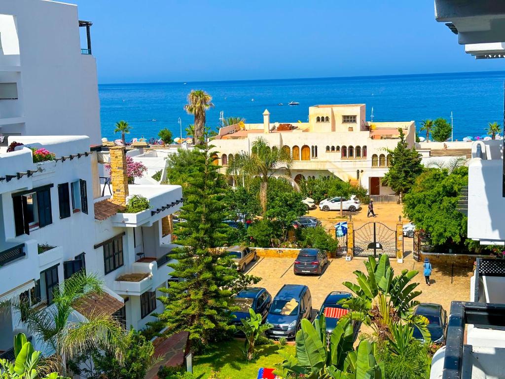 una vista aérea de una ciudad con el océano en Résidence Jawhara, luxe, piscine et en face à la mer en Oued Laou