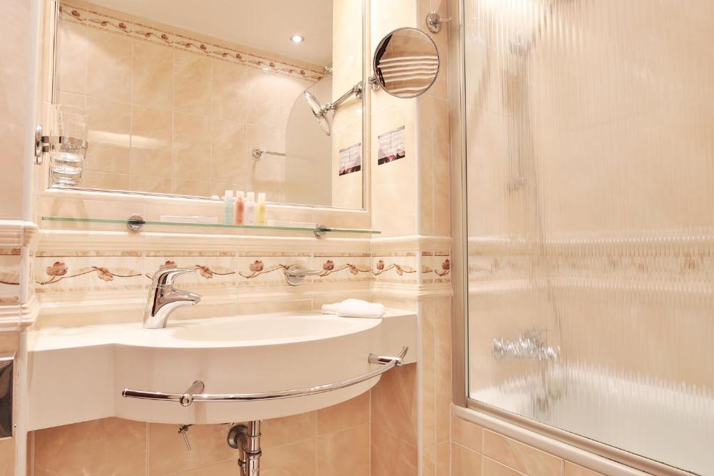 Koupelna v ubytování Olympia Wellness Hotel