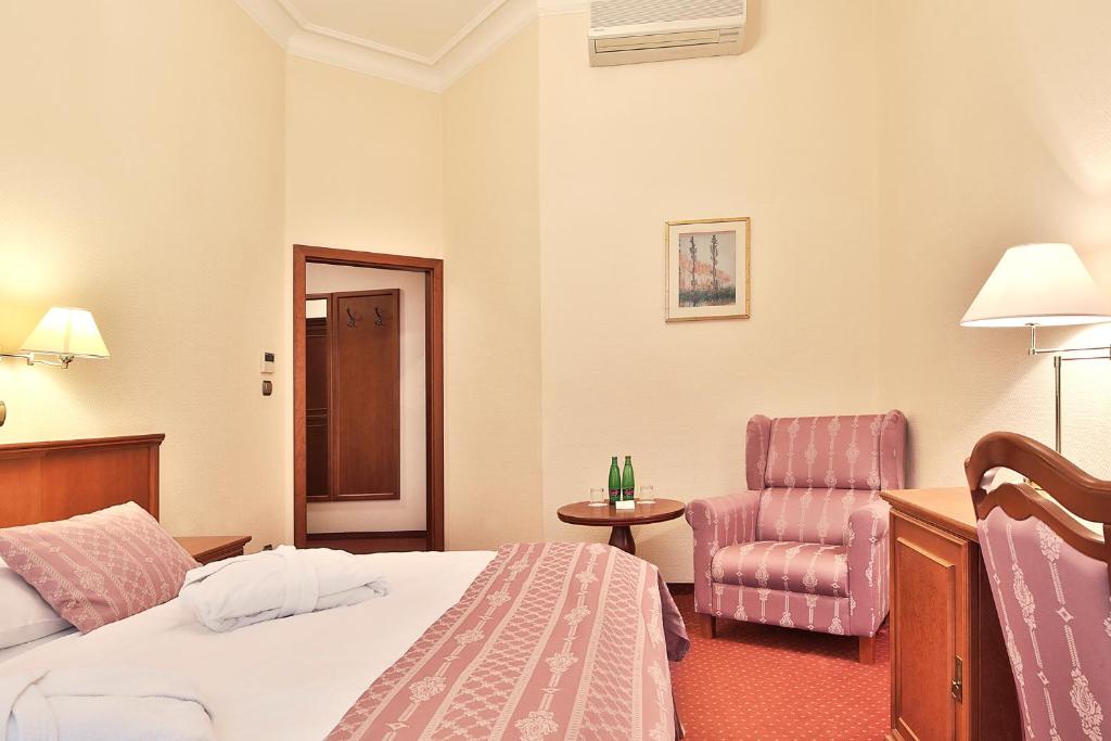 Postel nebo postele na pokoji v ubytování Olympia Wellness Hotel