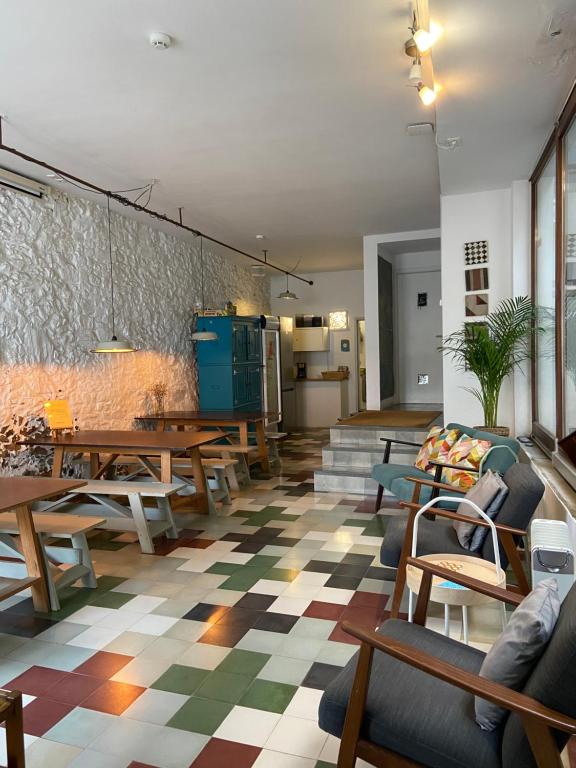 Posezení v ubytování Amazigh Hostel & Suites All En-suite rooms with self-catering Kitchen & Laundry