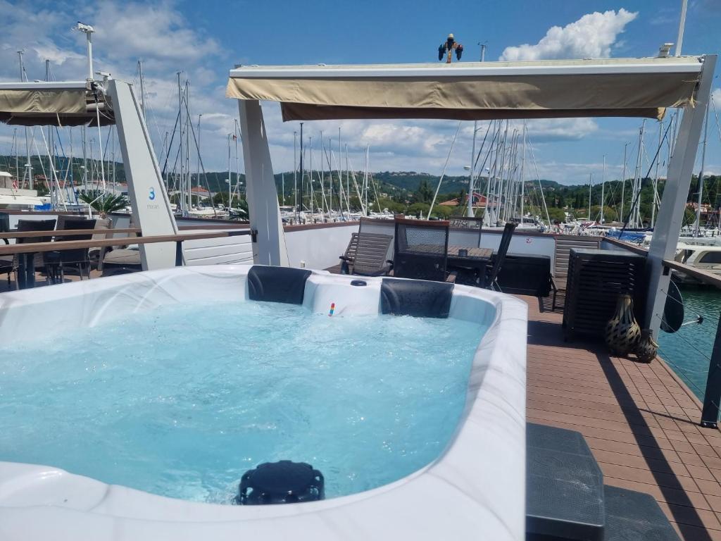 Bazén v ubytování Stella blue Floating House Portorož nebo v jeho okolí