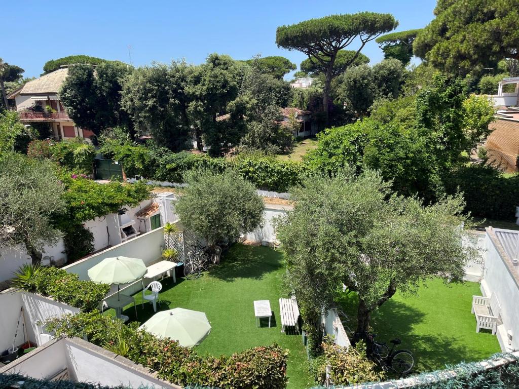 フレジェネにあるVilla Giuliaのテーブルと傘が備わる庭園の空中風景