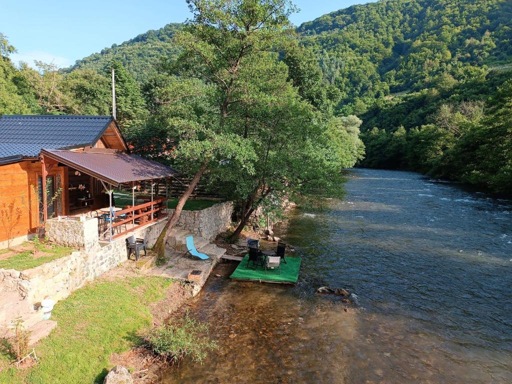 un edificio junto a un río junto a un lodge en Cottage Auto Camp Vinac, en Jajce