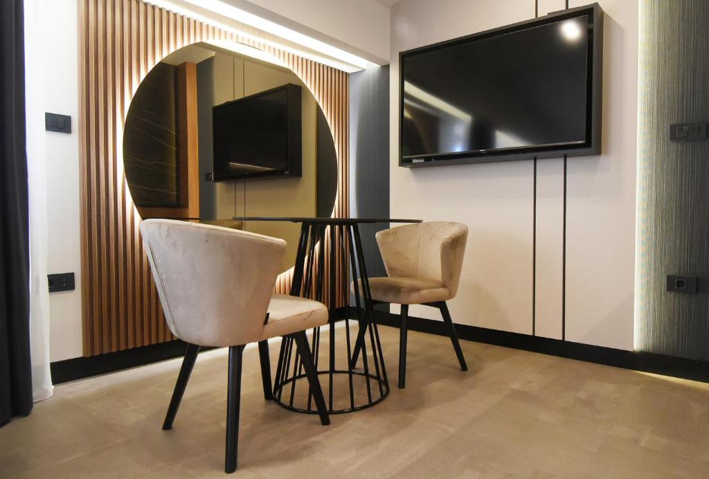 Grandeur Apartments - 3