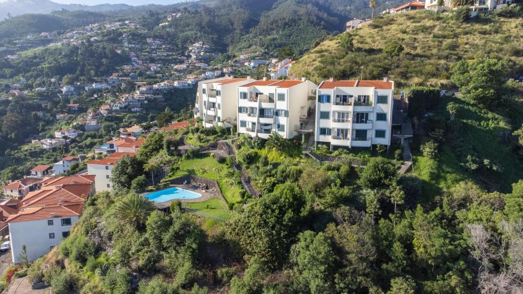 una vista aérea de una casa en una colina en Tucha's Apartement, en São Gonçalo