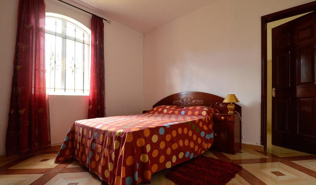 Schlafzimmer mit einem Bett und einem Fenster in der Unterkunft Rama Villas Mauritius in Trou aux Biches
