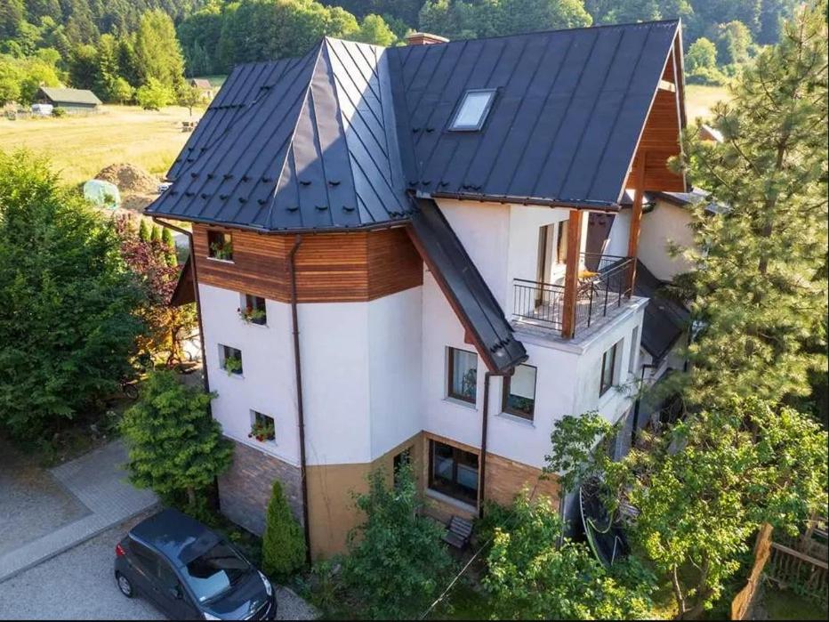 an overhead view of a house with a black roof at Agroturystyka przy szlaku na Sokolicę in Krościenko