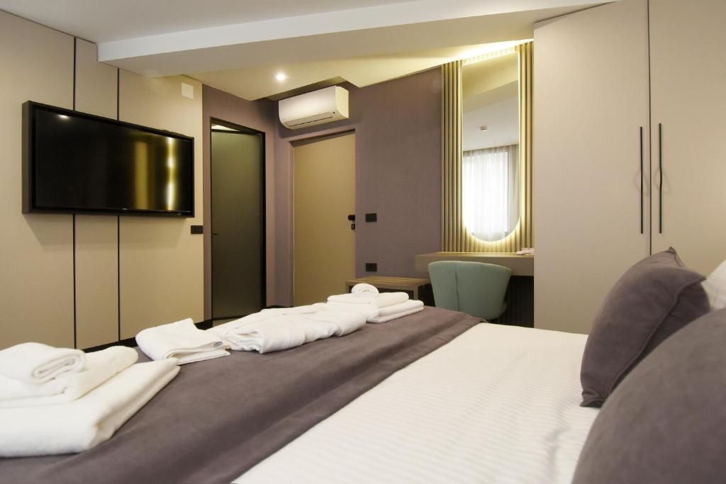 Grandeur Apartments - 10