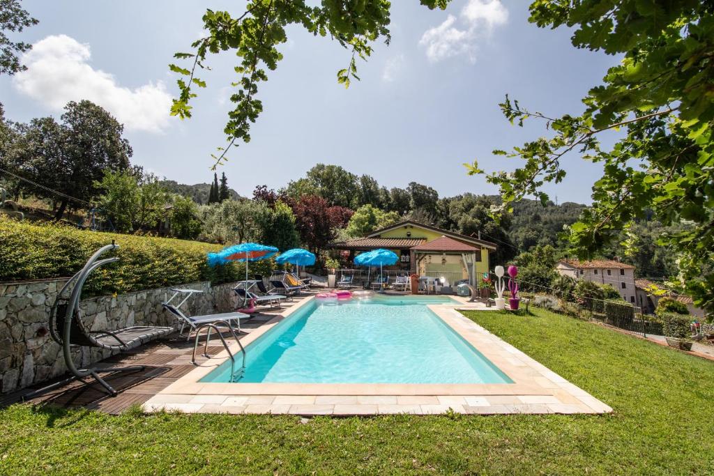 una piscina con sillas y sombrillas en un patio en Marco's Villa - Apartment with Private Pool, en Chiatri