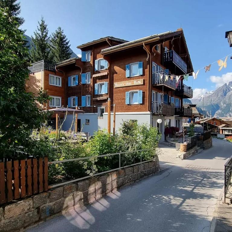 Nespecifikovaný výhled na hory nebo výhled na hory při pohledu z hostelu