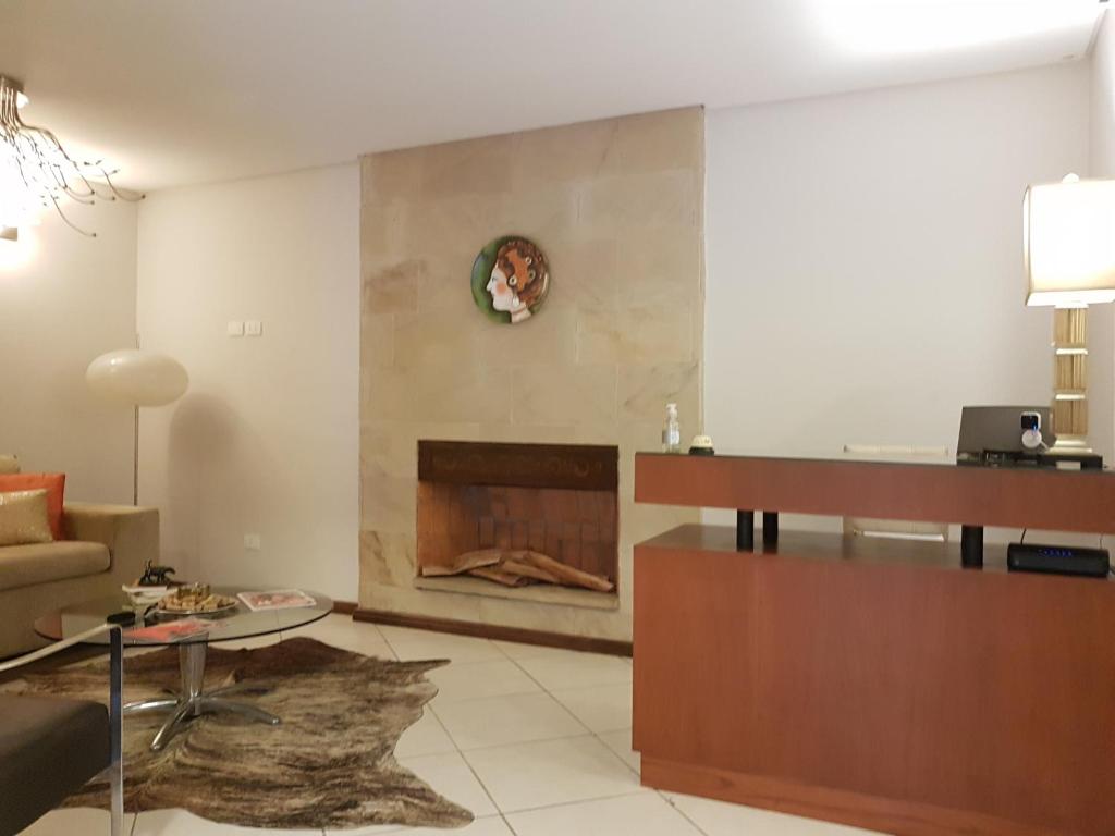 ein Wohnzimmer mit einem Sofa und einem Kamin in der Unterkunft Casa Garay Hotel 658 in Asunción