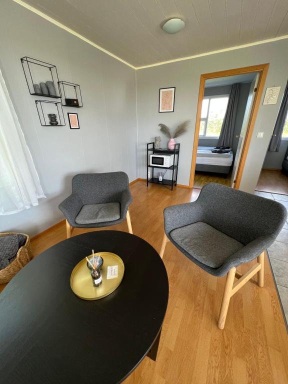 een woonkamer met 2 stoelen en een tafel bij Summer house - Fíflholt in Hvolsvöllur