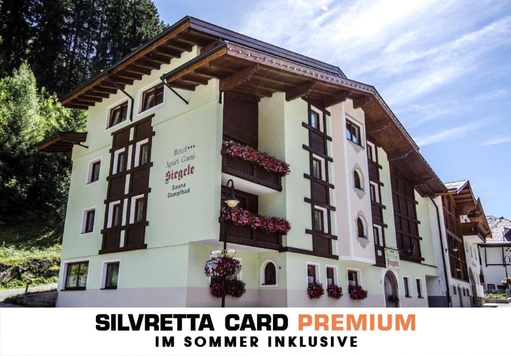 ein Gebäude mit den Worten Sylvania Card Programm im Sommer inklusive in der Unterkunft Hotel Garni Siegele - Silvretta Card Premium Betrieb in Ischgl