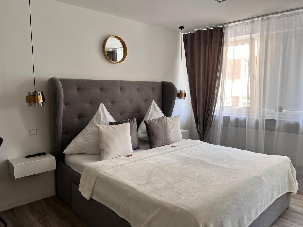 Un pat sau paturi într-o cameră la Sophie Flair Apartment