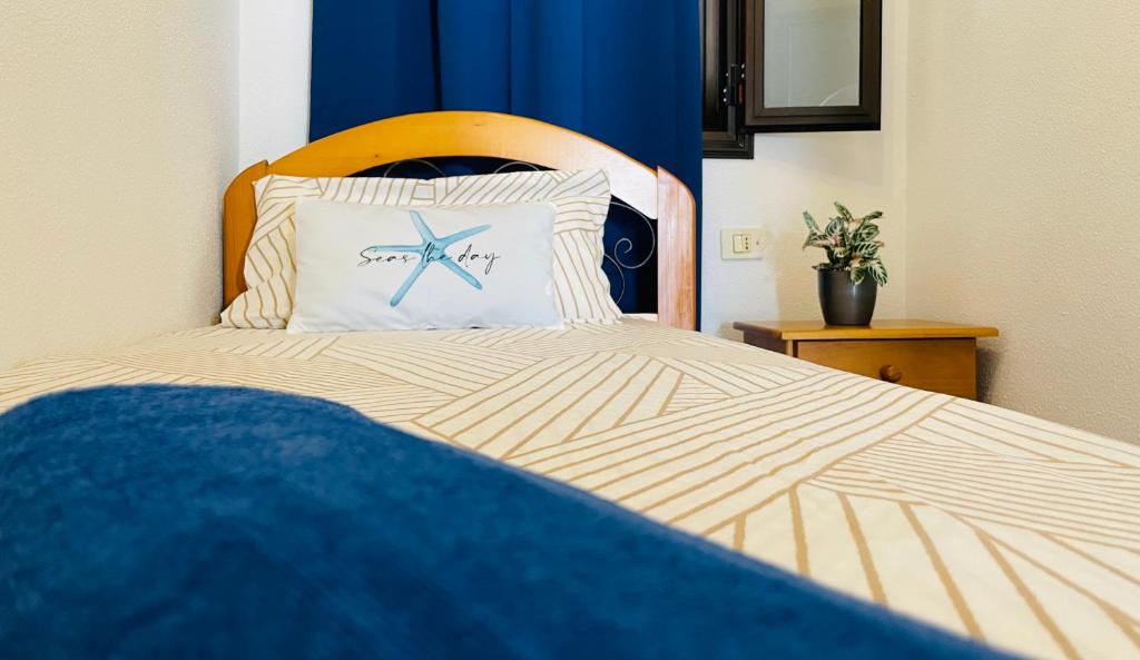 a bedroom with a bed with a starfish on the pillow at Apartamento Playa Grande in Tías
