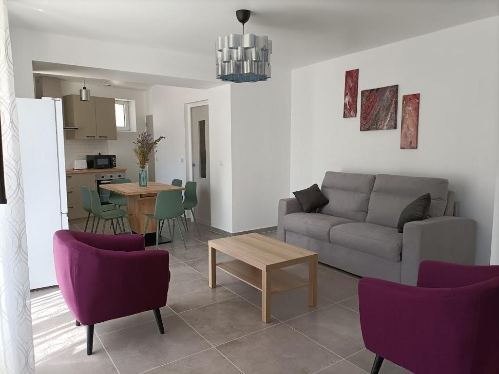 un salon avec un canapé et une table dans l'établissement Maison de village en Provence, à Saint-Geniès-de-Comolas