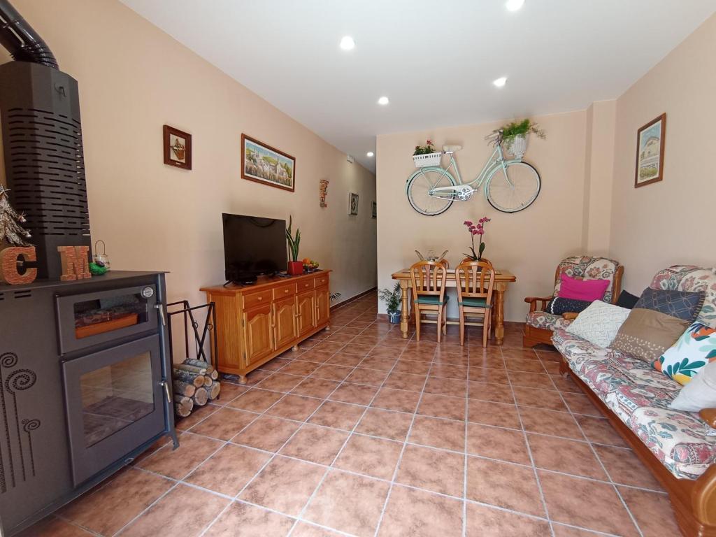 - un salon avec un canapé et une télévision dans l'établissement Cal Masot del Gaià, à Aiguamurcia