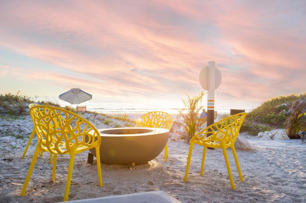 a group of chairs and a tub on the beach at Sunburst Inn- Indian Shores Beach in Clearwater Beach