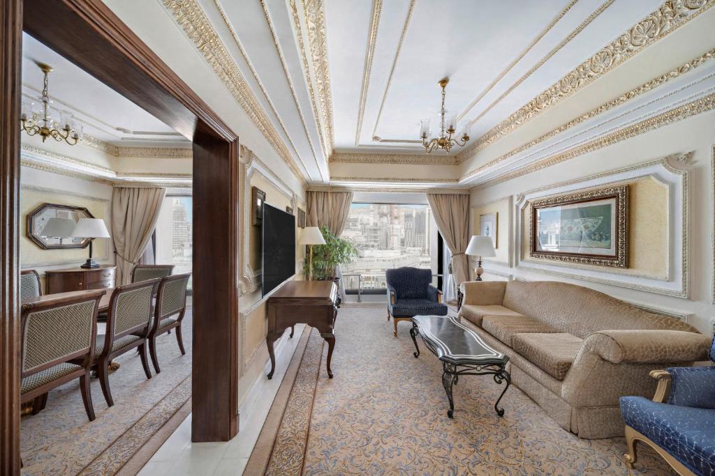 TV a/nebo společenská místnost v ubytování Dar Al Tawhid Intercontinental Makkah by IHG