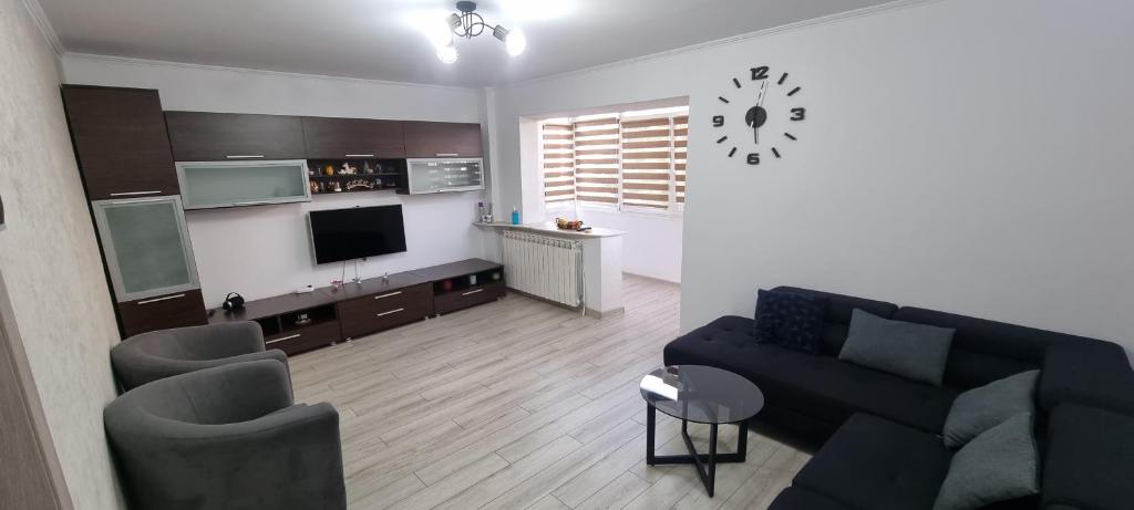 a living room with a couch and two chairs at ILONA APARTAMENT 3 camere in Râmnicu Vâlcea