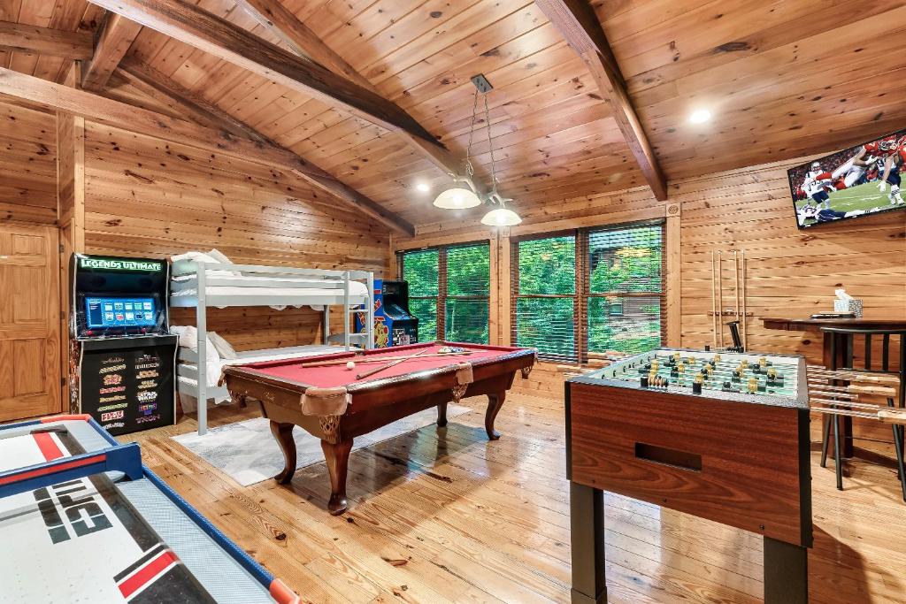 een speelkamer met een pooltafel en een tv bij Stay and Play at The Ryland: Private Game Room & Community Pool Retreat in Gatlinburg