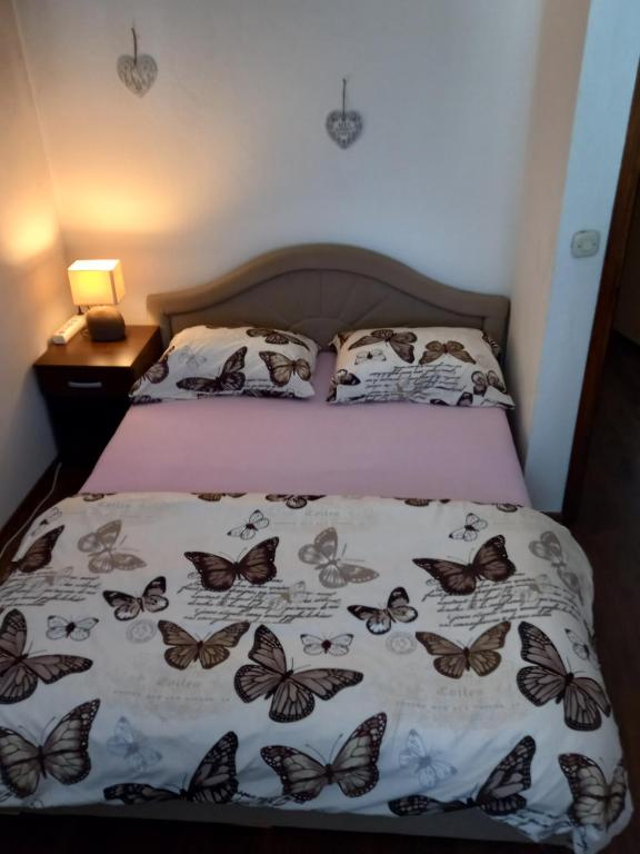 um quarto com uma cama com borboletas em Eknu Apartment em Sarajevo