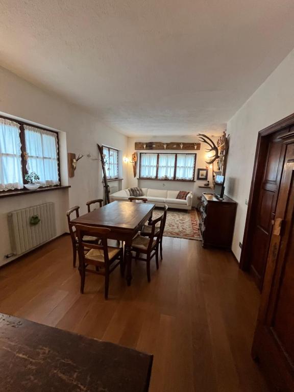 庫爾馬耶烏爾的住宿－Da Gabriella，客厅配有木桌和椅子