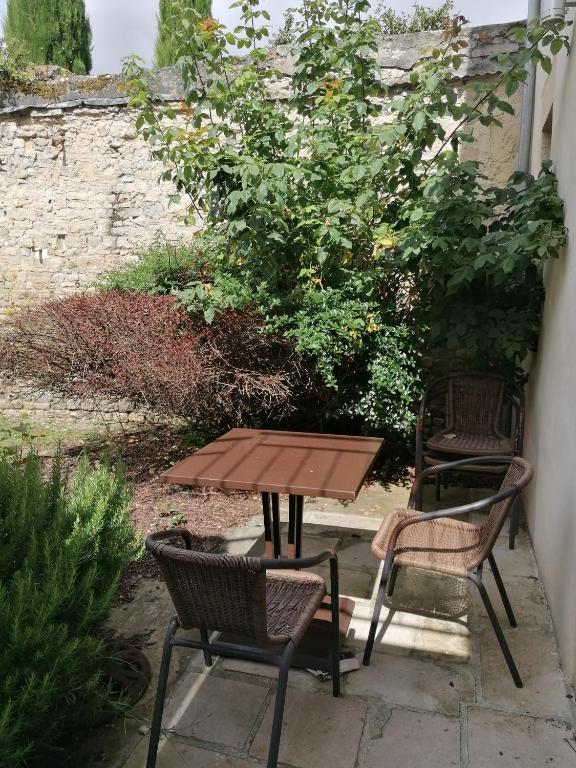 Photo de la galerie de l'établissement Coloniale Apt plein pied centre Bayeux près plages du débarquement avec terrasse privative et cour intérieure, à Bayeux