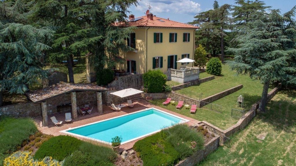 Solata的住宿－Villa Solata，享有带游泳池的房屋的空中景致