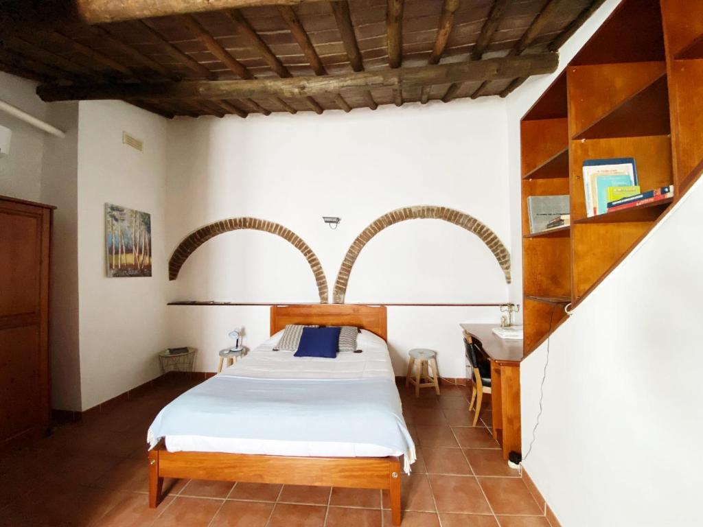 een slaapkamer met een bed en een bureau bij Casa Refúgio in Évora