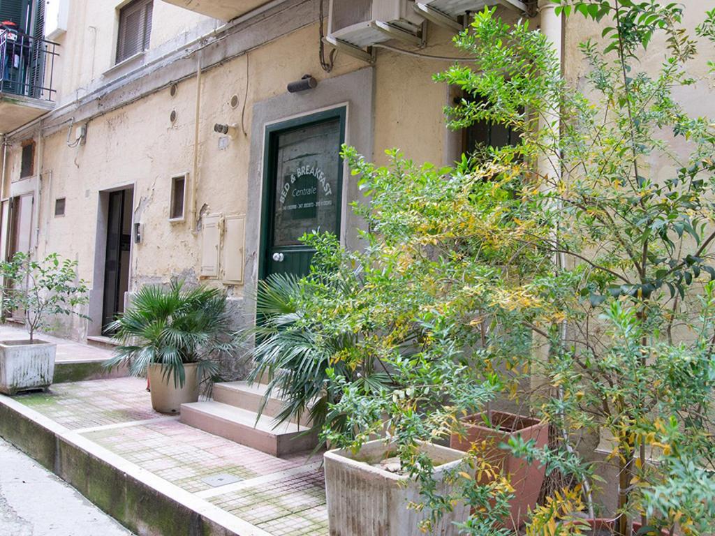 un bâtiment avec des plantes devant une porte dans l'établissement B&b Centrale, à Matera