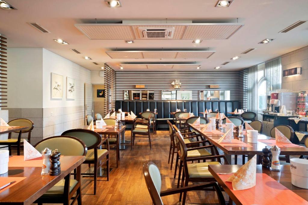 Reštaurácia alebo iné gastronomické zariadenie v ubytovaní Hotel Conti Dietikon
