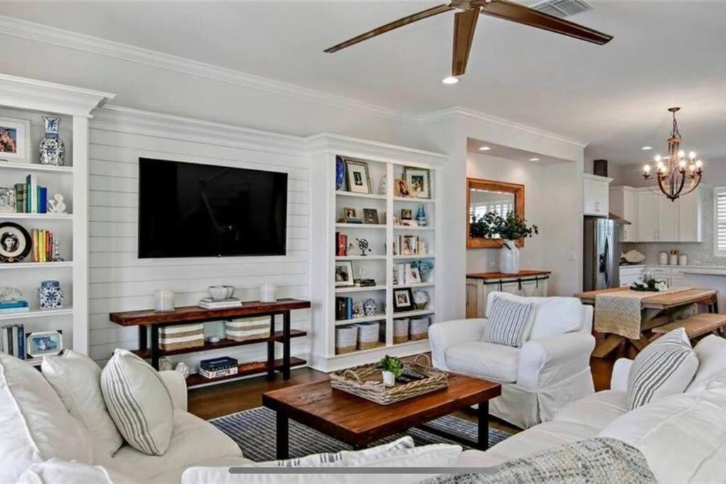 Μια τηλεόραση ή/και κέντρο ψυχαγωγίας στο Luxurious Modern Townhouse right across beach!! Table Tennis