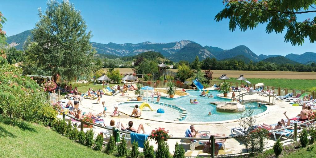 a group of people in a pool at a resort at Camping l'Hirondelle Drôme in Menglon