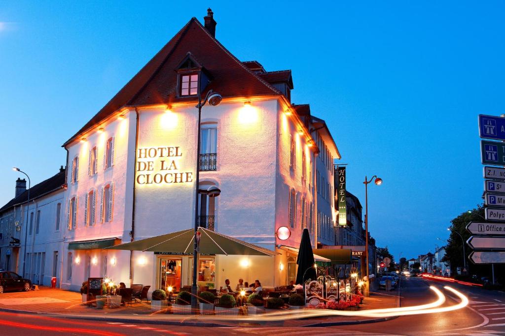 un hotel morir la crocheche es iluminado por la noche en Hôtel de La Cloche, en Dole