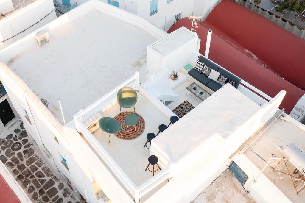 una vista aérea de un edificio con mesa y sillas en Secret Khora en Mykonos ciudad