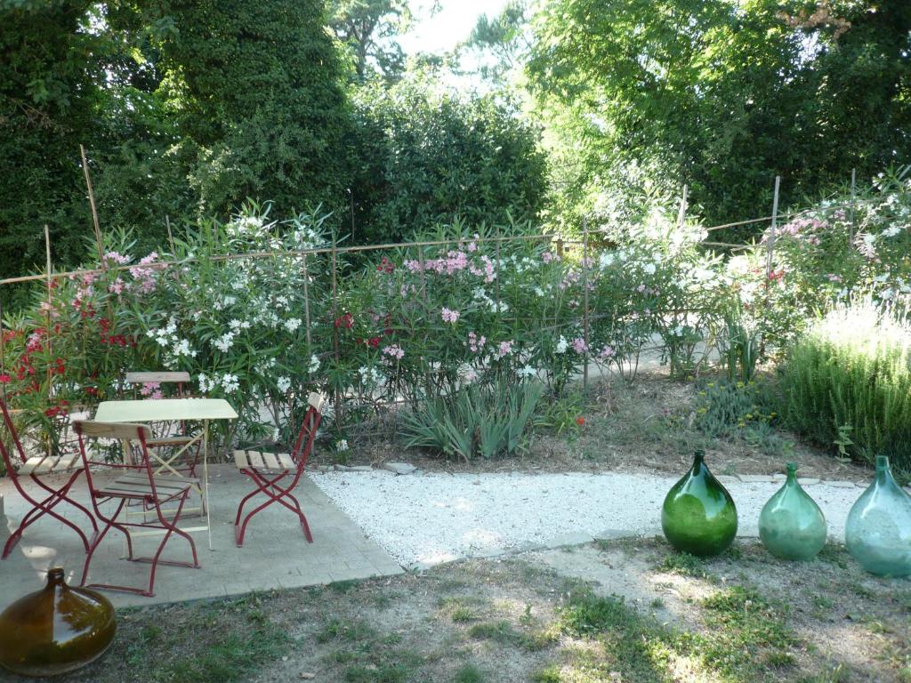 Ogród w obiekcie Strohballenhaus Valle delle Rose