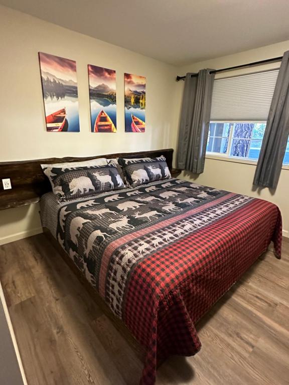 a bedroom with a bed with a checkered blanket at Crater Lake Gateway - Hwy 140 in Klamath Falls