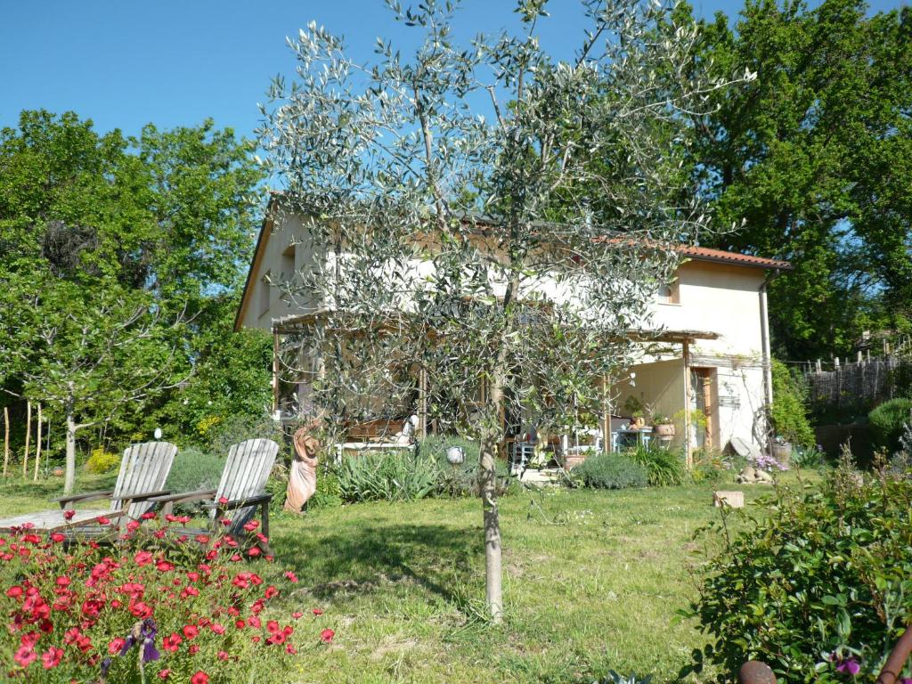Ogród w obiekcie Strohballenhaus Valle delle Rose