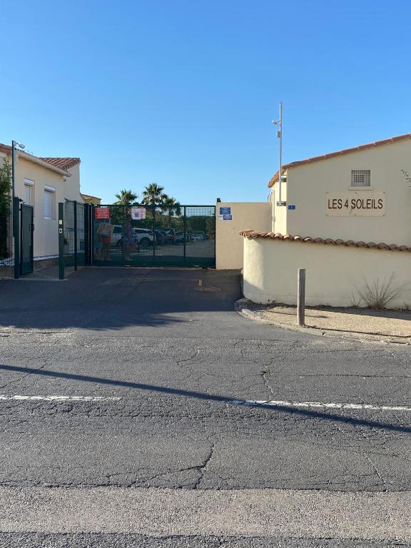 un parking vide devant un immeuble dans l'établissement Résidence les 4 soleils, au Cap d'Agde
