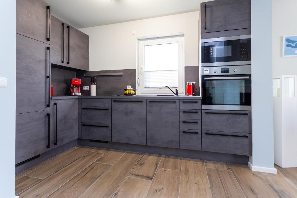 Kuchyň nebo kuchyňský kout v ubytování Geiseltalsee Haus am See mit Wallbox