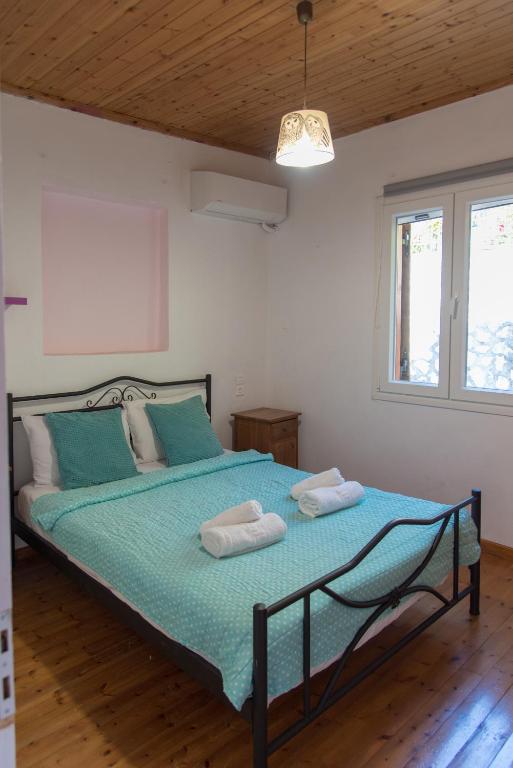Postel nebo postele na pokoji v ubytování metaxas house