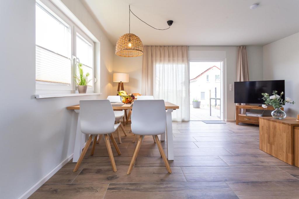 TV a/nebo společenská místnost v ubytování Geiseltalsee Haus am See mit Wallbox