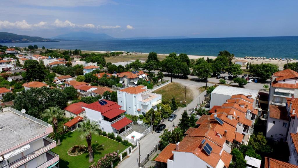 eine Luftansicht einer Stadt mit Häusern und dem Meer in der Unterkunft VILLA KONSTADINE in Asprovalta