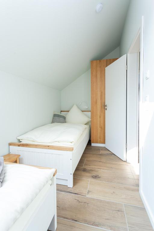Postel nebo postele na pokoji v ubytování Geiseltalsee Haus am See mit Wallbox