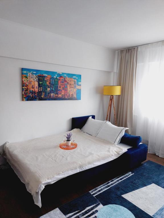 Un dormitorio con una cama con una mesa. en Cozy apartment in the center of Bucharest en Bucarest
