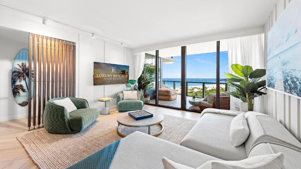 - un salon avec un canapé et des chaises dans l'établissement Ocean View Residence at W South Beach -1014, à Miami Beach